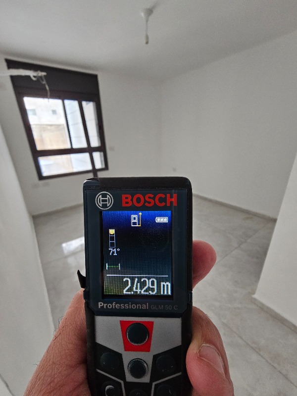 מדידת גובה תקרה בחדר שינה בדירה יד שנייה באשדוד – 2.43 מטר במד לייזר