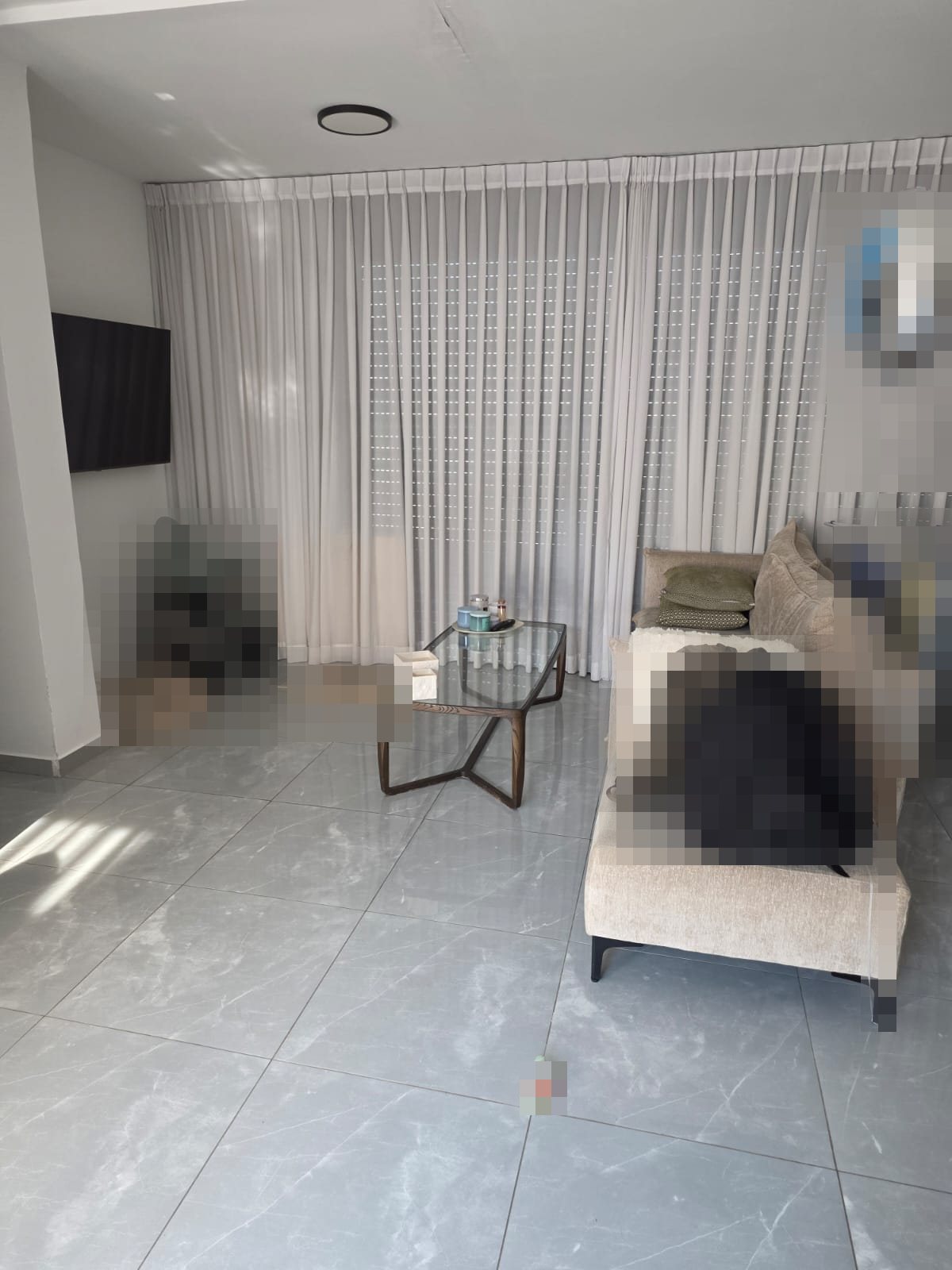 סלון בדירה יד שנייה שהורחב על חשבון המרפסת ללא היתר