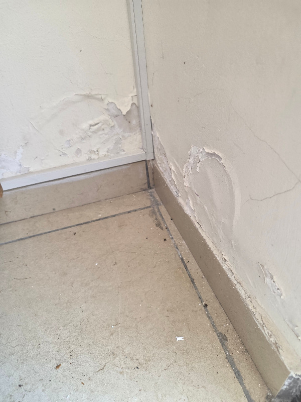 רטיבות וצבע מתקלף בפינת קיר עקב כשל באיטום מרפסת בדירה יד שנייה בפתח תקווה